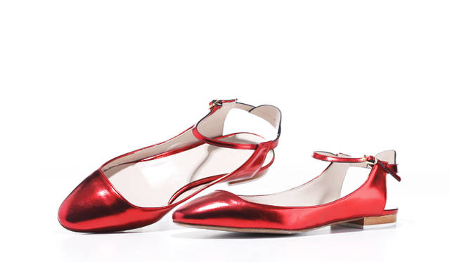 <strong>メタリックレッドが冴える小悪魔サンダル</strong><br /><br />  細身のシルエットに丸いトウ、足首をきゅっと締めるアンクルストラップと、少女のような愛らしさを思わせるスイートなデザインを、エッジの効いたメタリックレッドが彩る小悪魔的なサンダルはクロエ。フラットサンダルでカジュアルに仕上げるスタイルも、女性らしさは忘れずに。 <br /><br /> サンダル[H1cm] 6万7200円（クロエ／クロエ インフォメーションデスク Tel.03-4335-1750）