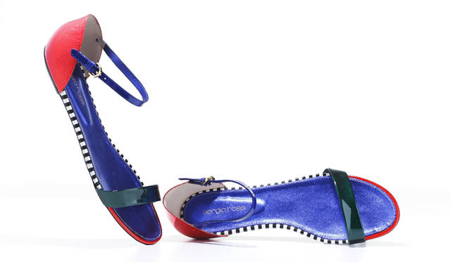 <strong>ハッピーな気分を運ぶプレイフルなカラーリング</strong><br /><br />  レッド×グリーン×ブルー×ジオメトリックパターンと、おもちゃのようにポップなカラーコンビネーションが、思わず駆け出したくなるような楽しい気分を運ぶ一足。コーディネイトの仕上げにさっと足を通せば、ハッピーな1日のはじまり！ <br /><br /> サンダル[0cm] 8万850円（セルジオ・ロッシ／セルジオ・ロッシ カスタマーサービス Tel.0570-01-6600）