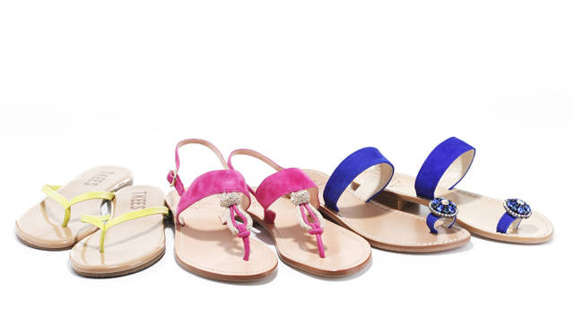 <strong>この夏のマストハブ、ビビッドな一足を手に入れよ</strong><br /><br />  今季一足はほしいビビッドな色のサンダル。これなれたスタイルを完成させるイエローのレザーサンダル、ジュートのアクセントが夏らしいナチュラルなムード漂うピンクのスエードサンダル、ビジューのきらめきでラグジュアリーに仕上げたクールなブルーのスエードサンダルと、個性の異なる3足。どれがお好み？ <br /><br /> サンダル 左から 6930円[H0cm]（ティーキーズ／ロンハーマン Tel.03-3402-6839）、2万7300円[H1cm]（イル サンダロ／デミルクス ビームス Tel.03-5524-7661）、2万4150円[H2cm]（エマヌエラ カルーソ／伊勢丹新宿店 Tel.03-3352-1111）