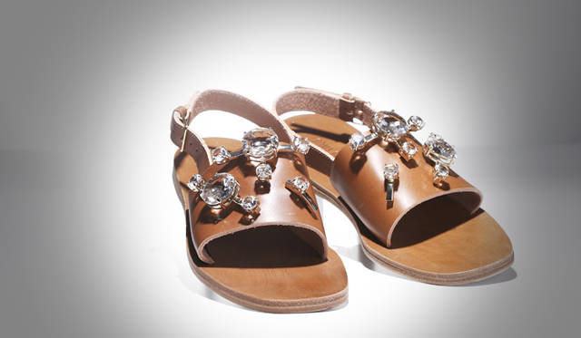 <strong>メンズライクなデザインときらめくビジューの絶妙なバランス</strong><br /><br />  マットなメタルパーツを組み合わせ、立体的にほどこされた迫力のあるビジューづかいが特徴のサンダルはミュウミュウ。幅広のシルエット、厚みのあるしっかりとしたブラウンレザーと、メンズライクなデザインとビジューのきらめきとのコントラストが絶妙である。 <br /><br /> サンダル[H0.5cm]　10万800円（ミュウミュウ／プラダ ジャパンカスタマーリレーションズ　 0120-559-914）