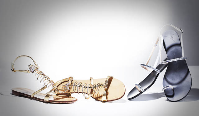 <strong>チャーミングな主役サンダルVS女を上げるシンデレラサンダル</strong><br /><br />  愛嬌たっぷりの魚モチーフと、ミラーが光をシャープにはね返す緊張感のあるデザイン。個性が180度異なるふたつのサンダルは、 どちらもジュゼッペ・ザノッティ・デザイン。つぶらな瞳がチャーミングな魚モチーフのサンダルはコーディネイトに遊び心をもたら す主役アイテム。また、ミラーがクールにきらめくヌーディなサンダルは、モードとセンシュアリティを両立させるソフィスケイトさ れた一足。どちらのタイプがお好みだろうか。 <br /><br /> サンダル 左から 11万6500円[H0cm]、6万4050円[H0cm]（ともにジュゼッペ・ザノッティ・デザイン／ブルーベル・ジャパン Tel.03-5413-1050）