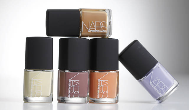  <strong>ビジューの輝きを引き立てるニュートラルカラー</strong><br /><br />  きらめくビジューを際立たせるには、ネイルは落ち着いたニュートラルカラーが正解。ナーズからこの夏発売される限定ネイルポリッシュはシューズブランド、ピエール アルディとのコラボレーション。ピエール アルディ2013年夏コレクションよりインスピレーションを得た全10色を、2色一組にして小さな特製シューズボックスにセット。全5セットが6月1日（土）より発売される。この夏のトレンドを押さえた限定色、ぜひとも手に入れたい。 <br /><br /> NARS ネールポリッシュ N 全5種　各3780円（ナーズ／NARS JAPAN  0120-356-686）
