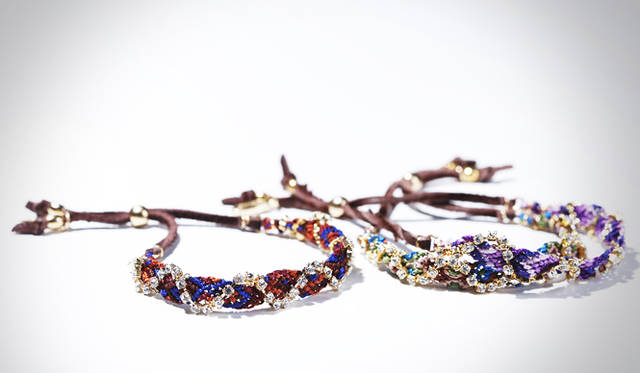 <strong>アンクレットとしても使えるマルチなブレスレット</strong><br /><br />  マルチカラーのカジュアルなアンクレットをビジューで華やかに仕上げたブレスレットは長さの調節ができるのでアンクレットとしても◎。共通点のあるアイテム同士はコーディネイトの相性がいい。ぜひトライして。 <br /><br /> ブレスレット 各5145円（すべてエティカ／アクアガール新宿　Tel.03-5322-4561）