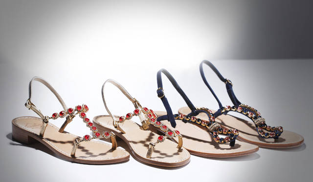 <strong>コンビネーションカラーで輝きもいっそう華やか</strong><br /><br />  レッド×ホワイト、ネイビー×ピンクと、異なる2色のビジューを組み合わせたサンダルは華やかさも2倍!?　エスニックなムード漂うデザインは夏らしいロングドレスとの相性も抜群。街中だけでなく、リゾートにもお薦めの2足である。 <br /><br /> サンダル 左から 3万4650円[H2cm]（エマヌエラ カルーソ／伊勢丹新宿店 Tel.03-3352-1111）、1万6800円[H2cm]（パオラ フィオレンザ／ユナイテッドアローズ 原宿本店 ウィメンズ館 Tel.03-3479-8176）