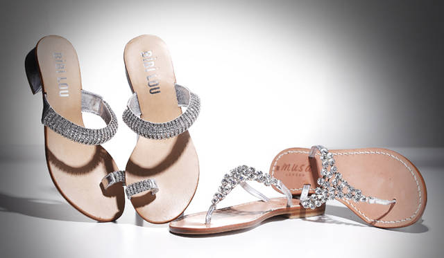 <strong>クリアな輝きで足もとに透明感を</strong><br /><br />  シルバーベースにクリアビジューをほどこしたクリアな輝きで、足元に透明感をもたらすふたつの軽やかなサンダル。たとえばオールホワイトのコーディネイトなど、シンプルで洗練されたスタイリングのアクセントにプラスするなど、粋なスタイルに挑戦したい。 <br /><br /> サンダル 左から 1万2600円[H3cm]（ビビ・ロウ／ドレステリア 神南本店 Tel. 03-5457-2435）、4万950円[H0cm]（ミューサ ロンドン／ドゥロワー 青山店 Tel. 03-5464-0226）