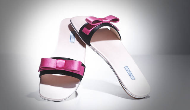 <strong>キュートなリボンを大人にこなす、上質なシルクの光沢</strong><br /><br />  ブラック×フィーシャピンク×ベビーピンクで彩られたボウモチーフのサンダルはプラダ。なめらかなシルクの光沢と、サイドにちらりと光るエッジィなシルバーの輝きで、スイートなデザインも大人な仕上がりに。存在感のあるサンダルだが、ルームシューズのようにさりげなく取り入れて、こなれた着こなしを完成させて。 <br /><br /> サンダル [H0.5cm] 4万2000円（プラダ／プラダ ジャパンカスタマーリレーションズ　 0120-559-914）