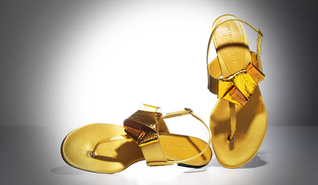 <strong>ほかにはない、クールなボウモチーフ</strong><br /><br />  ゴールドのパイソンレザーとPVCを織り上げ、まるで着物の帯のような珍しいボウを形づくるのはバーバリー。少女のような可愛らしさを思わせるボウモチーフも、こんなデザインなら大人の女性でも気軽に履けそう。鮮やかなイエローの発色も今年らしい。 <br /><br /> サンダル[H0.7cm] 5万2500円（バーバリー／バーバリー・インターナショナル　 0120-046-225）