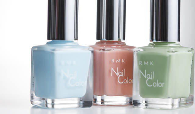 <strong>フェミニンなサンダルにはスイートなマカロンカラー</strong><br /><br />  この春のトレンドでもあるペールトーンのネイルは夏も引き続き健在。ビジューやボウモチーフといったフェミニンなサンダルに合わせるなら、ネイルもマカロンカラーでスイートに仕上げたい。RMKらしい、女心をくすぐる甘く柔らかなカラーが足もとに軽やかさを運んでくれる。 <br /><br /> ネイルカラー EX 各1575円（RMK／RMK Division  0120-988-271）