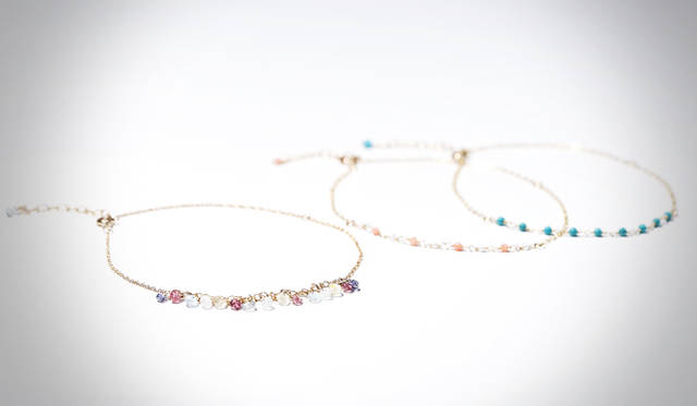 <strong>アクセサリーのようなサンダルにコーディネイトする華奢なデザイン</strong><br /><br />  ビジューやボウモチーフなど、アクセサリーのようなサンダルにコーディネイトするなら、華奢なアンクレットをさりげなく、が正解。控えめなスタイリングに、女性らしさもさらにアップすることまちがいなし。 <br /><br /> アンクレット 左から 3045円、各2940円（すべてクリーム ヒルズ／デミルクス ビームス 銀座　Tel.03-5524-7661）