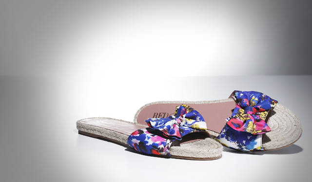 <strong>抜け感をもたらすハッピーなフラワープリント</strong><br /><br />  鮮やかなフラワープリントにボウモチーフ、ジュードのナチュラルな素材感と、リゾート感溢れるキュートな一足はレッド ヴァレンティノ。シンプルなスタイリングのアクセントに何気なく足を通せば、夏らしい、こなれたカジュアルスタイルが完成する。 <br /><br /> サンダル[H0.5cm] 2万9400円（RED (V)／ヴァレンティノ インフォメーションデスク Tel.03-6384-3512）
