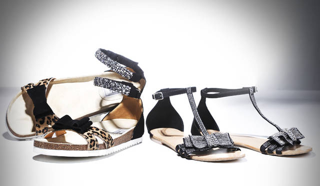 <strong>ワードローブのスタメン・アイテムに決定！</strong><br /><br />  ブラックをベースにしたサンダルは抜群の着回し力でヘビロテ必至。レオパードとクールなチェーンづかいという個性的なデザインは、シンプルなスタイリングに一点投入で印象をがらりと変えてくれる。この夏のスタメン・アイテムとして活躍することまちがいなしの2足である。 <br /><br /> サンダル 左から 3万1500円[H0cm]（ラウラ／ユナイテッドアローズ 原宿本店 ウィメンズ館 Tel.03-3479-8176）、1万5750円[H0cm]（ビビ・ロウ／ドレステリア 神南本店 Tel.03-5457-2435）