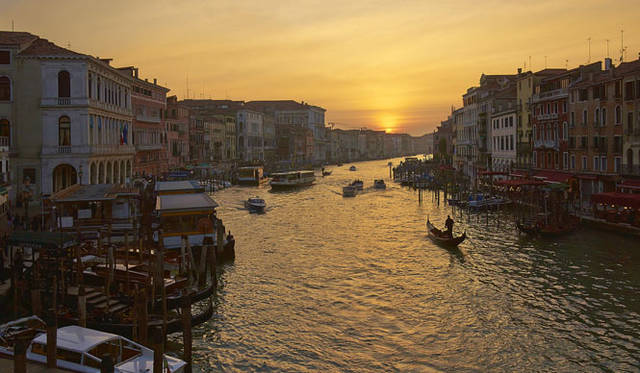 <strong>Amanresorts｜アマンリゾーツ</strong>　「アマン・カナルグランデ・ヴェニス」　有名な大理石造りのアーチ橋、リアルト橋からグランカナルを望む