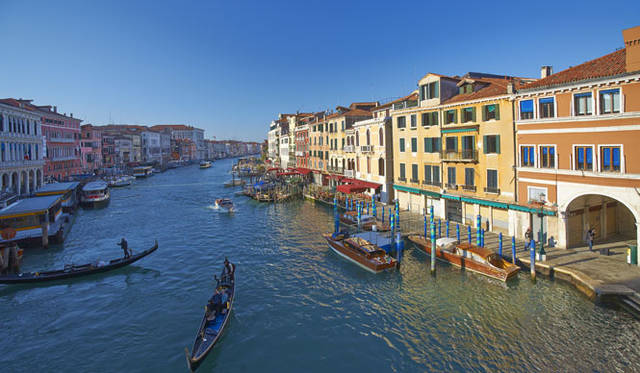 <strong>Amanresorts｜アマンリゾーツ</strong>　「アマン・カナルグランデ・ヴェニス」　道路と水路のアクセスが可能なアマン・カナルグランデ・ヴェニスは、運河上の観光渋滞とは一切無縁のルートでベネツィアをまわるエクスクルーシブな運河乗船ツアーをゲストに提供