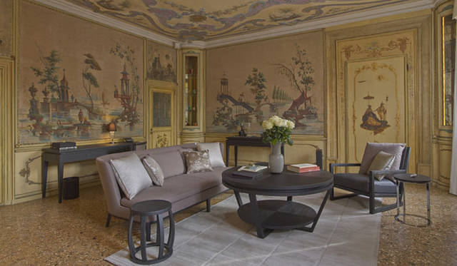 <strong>Amanresorts｜アマンリゾーツ</strong>　「アマン・カナルグランデ・ヴェニス」　Alcove Tiepolo（ティエポロ）　シノワズリペイントのリビングルーム、18世紀を代表する画家、Giovanni Battista Tiepolo（ティエポロ）による天井画のあるリビングルーム