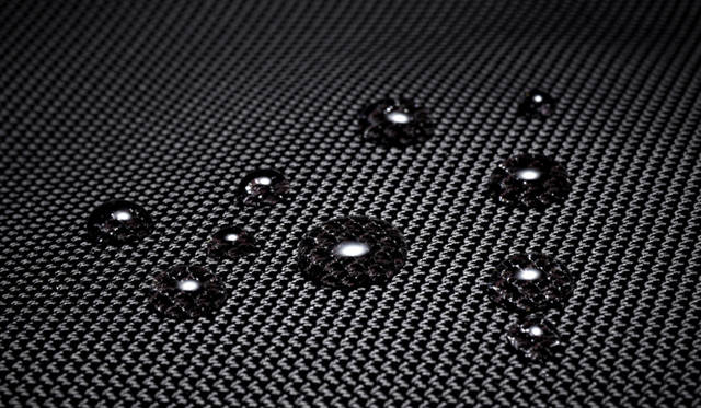 <strong>ENGAGEMENT｜エンゲージメント</strong>　原糸から厳選されて開発されたオリジナル素材「Engaged Nylon」は、2520デニールの高密度で織られ、高い防水性能と美しさを兼ね備える