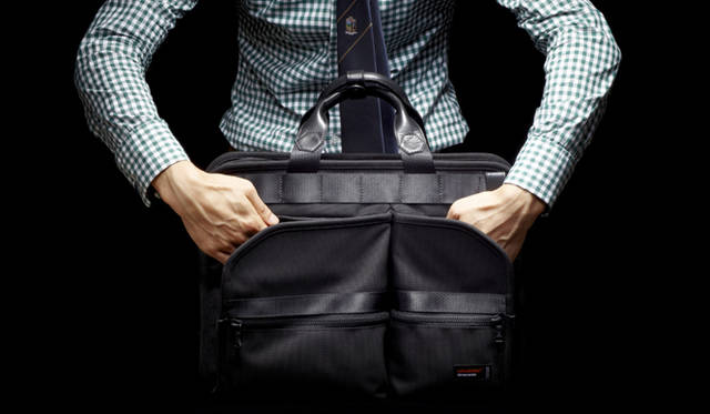 <strong>ENGAGEMENT｜エンゲージメント</strong>　開口部が斜めにカットされたフロントポケット。スムーズな出し入れが可能に