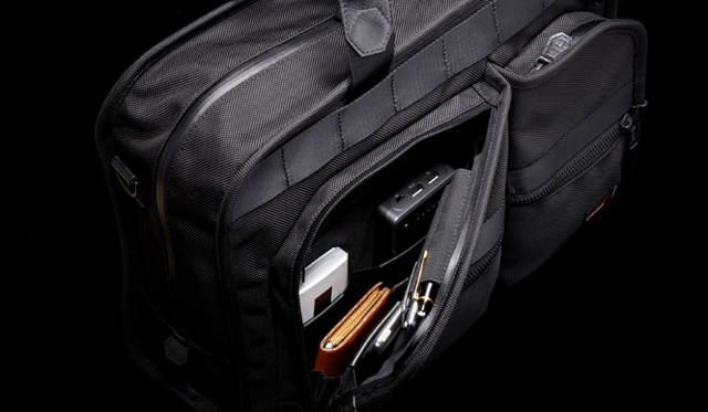 <strong>ENGAGEMENT｜エンゲージメント</strong>　右フロントポケットには、伸縮性のあるエラスティック素材の小間割りを採用