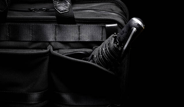 <strong>ENGAGEMENT｜エンゲージメント</strong>　左ポケットの内側はラミネート加工による防水仕様。濡れた折りたたみ傘もそのまま収納できる