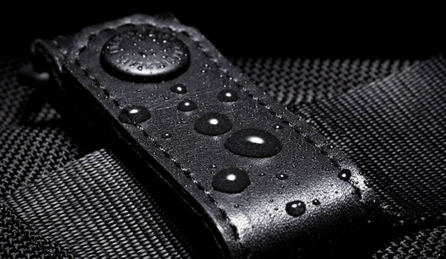 <strong>ENGAGEMENT｜エンゲージメント</strong>　国内でタンニングされた上質なレザー素材。3M社の防水ファイン加工がほどこされているため、高い撥水性をもち、風合いを保ちつづける