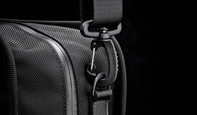 <strong>ENGAGEMENT｜エンゲージメント</strong>　スリングの金具は、耐荷重性に定評のあるデュラフレックス社製ナスカン