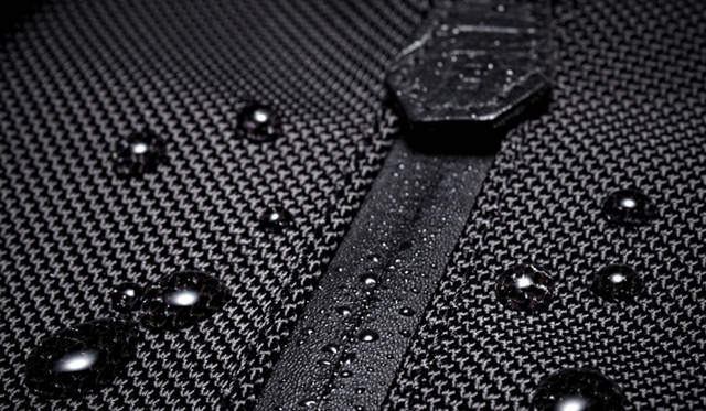 <strong>ENGAGEMENT｜エンゲージメント</strong>　YKKの止水ファスナーにより水の浸入をシャットアウト。フィルムをラミネートした表面にはエンボス加工をほどこした