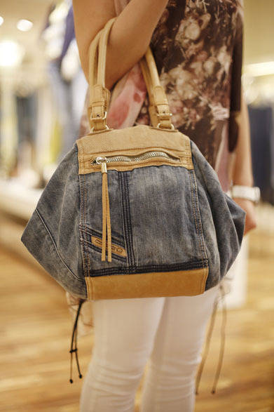 <strong>DIESEL｜ディーゼル</strong> 「ディーゼル 六本木ヒルズ」　トップス2万5200円、デニムパンツ2万5200円、バッグ4万6200円（すべてディーゼル）