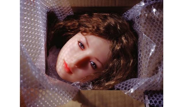 <strong>ART｜小山登美夫ギャラリーでローリー・シモンズ展『The Love Doll: Days9-35』</strong>　Laurie SimmonsThe Love Doll / Day 27 / Day 1(New in Box, Head)2010, © Laurie Simmons Courtesy of Salon 94, New York 