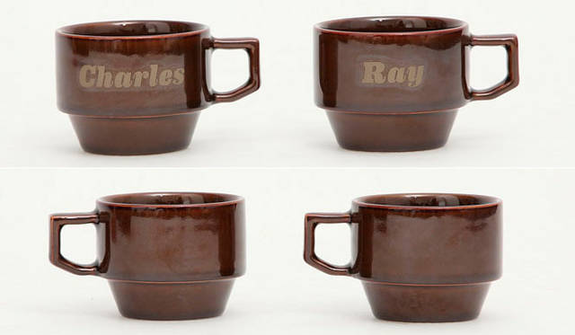 <strong>Mid-Century MODERN｜ミッド・センチュリーモダン</strong>　映画『ふたりのイームズ：建築家チャールズと画家レイ』公開記念コラボレーション　「BLOCK MUG SET」“Charles & Ray”5250円（2個1セット）