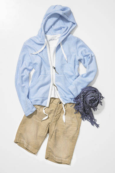 <strong>ESTNATION｜エストネーション</strong>　「Seagreen」ポップアップストア　大人の色気を漂わす褪せ色パーカを主役にショーツを合わせ、アクティブな着こなしに。スポーティなアイテムだからこそ小物使いで上品さをプラス。パーカ2万4150円、タンクトップ6195円、ショーツ2万4150円、ストール1万6800円（すべてシーグリーン／エストネーション）