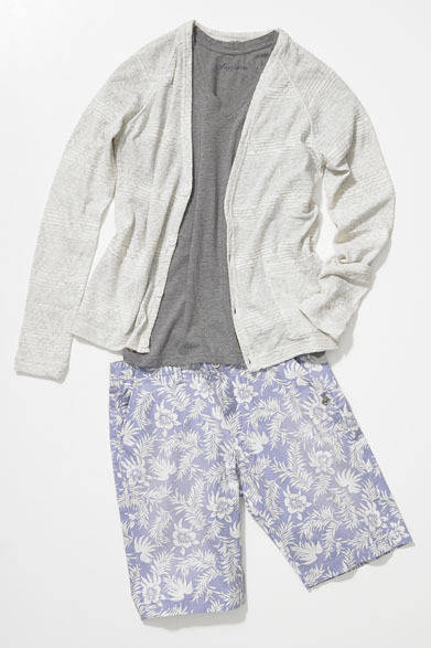 <strong>ESTNATION｜エストネーション</strong>　「Seagreen」ポップアップストア　主張の強い柄ショーツは無地の上質ニットやグレーでメリハリのあるリゾートスタイルに。これくらいのゆるさがポイント。カーディガン2万790円、カットソー8295円、ショーツ2万790円（すべてシーグリーン／エストネーション）