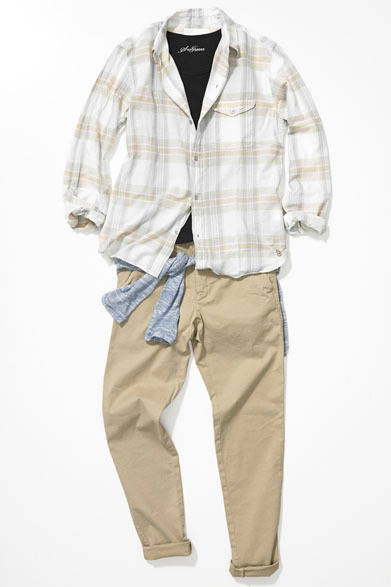 <strong>ESTNATION｜エストネーション</strong>　「Seagreen」ポップアップストア　褪せた色合いが特徴的なチェックシャツに、おなじく淡色の腰巻きニットを組み合わせて、リラックス感溢れる大人カジュアルに。シャツ1万9950円、タンクトップ6195円、パンツ2万2890円、ニット1万2600円（すべてシーグリーン／エストネーション）