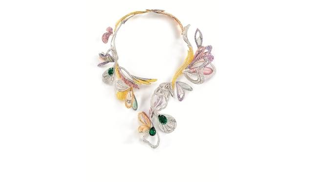 <strong>BOUCHERON｜『ブシュロン×東信「夢のアルティザン」ハイジュエリーミュージアム＆カフェ』を六本木ヒルズで開催</strong><br />「ブーケ デル」ネックレス エメラルド、トルマリン、モルガナイト、ダイヤモンド、イエロー＆ピンク＆パープルサファイア ガーネット、WG、YG、PG　3億2025万円