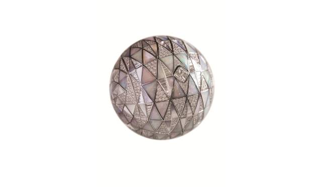 <strong>BOUCHERON｜『ブシュロン×東信「夢のアルティザン」ハイジュエリーミュージアム＆カフェ』を六本木ヒルズで開催</strong><br />「ペルルオトレゾー」（球体のオブジェが開き、ネックレスとブレスレットとブローチになります）ダイヤモンド、パール、オパール、マザーオブパール、WG　1億9215万円