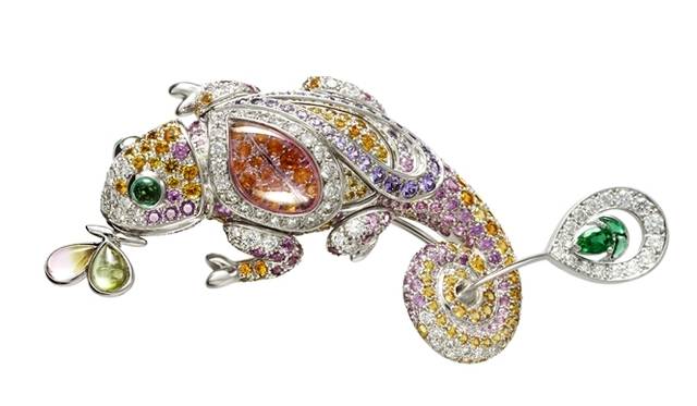 <strong>BOUCHERON｜『ブシュロン×東信「夢のアルティザン」ハイジュエリーミュージアム＆カフェ』を六本木ヒルズで開催</strong><br />「ブーケ デル」カメレオンブローチ トルマリン、エメラルド、イエロー＆ピンク＆パープルサファイア、ダイヤモンド、WG　1680万円