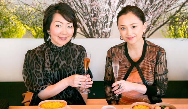 <strong>BOTTEGA VENETA｜ボッテガ・ヴェネタ</strong>　25ans／Richesse編集長の十河ひろ美（写真左）、女優の永作博美