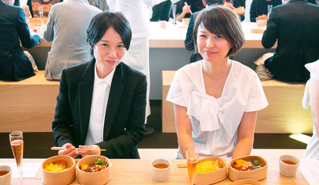 <strong>BOTTEGA VENETA｜ボッテガ・ヴェネタ</strong>　UOMO編集長の日高麻子（写真左）、Oggi編集長の加藤睦美