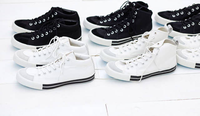 <strong>RFW｜アール エフ ダブリュー</strong>　京都・藤井大丸ポップアップショップ　左／BAGLE-MID STANDARD 1万1550円。右／SANDWICH-HI STANDARD 1万3125円