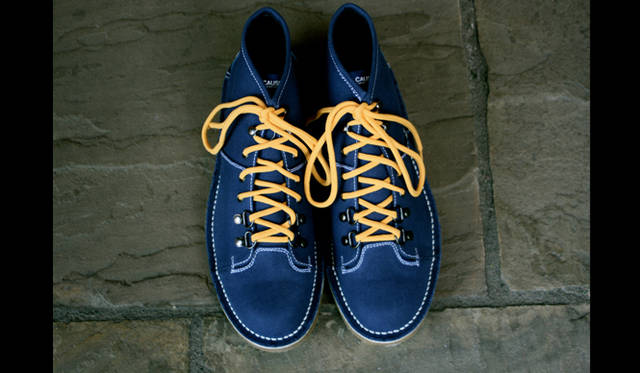 <strong>CAUSE｜コーズ</strong>　「eYe COMME des GARÇONS JUNYA WATANABE MAN × CAUSE」 5万2500円　カラー展開はブルー、レッド、ホワイトにくわえ、レディスサイズでピンクを用意