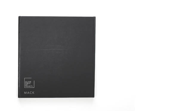 <strong>連載｜体感する読書～THE READING EXPERIENCE～ </strong>　トーマス・デマンド 『The Dailies』　裏表紙