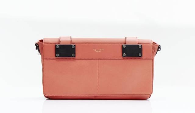 <strong>rag & bone｜ブランド初のクラッチバッグが誕生</strong>　コーラル　6万9300円