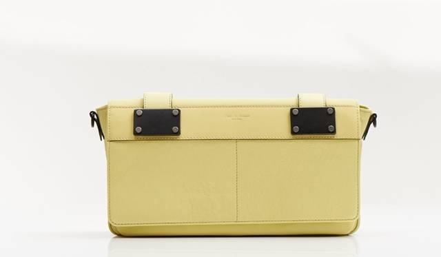 <strong>rag & bone｜ブランド初のクラッチバッグが誕生</strong>　カナリア（表参道店限定カラー）　6万9300円