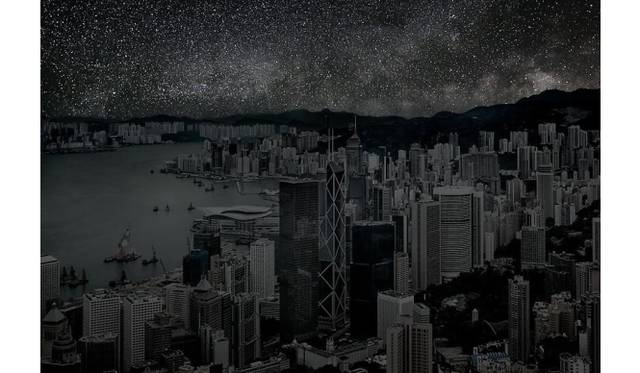 <strong>ART FILE 17｜「Thierry Cohen Darkened Cities」</strong>　Hong Kong 22° 16’ 38’’ N 2012-03-22 lst 14:00 39 x 60 inch pigment printEdition of 3 