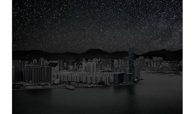 <strong>ART FILE 17｜「Thierry Cohen Darkened Cities」</strong>　Hong Kong 22° 17’ 22’’ N 2012-03-23 lst 16:16 26 x 40 inch pigment printEdition of 5