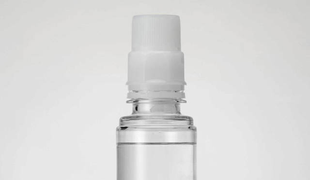 <strong> 新・プレミアム抹茶飲料「遥香（HARUKA）」</strong>　左＝通常販売時、右＝抹茶と水がミックスしはじめた様子