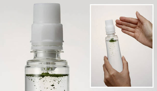 <strong> 新・プレミアム抹茶飲料「遥香（HARUKA）」</strong>　左＝通常販売時、右＝抹茶と水がミックスしはじめた様子