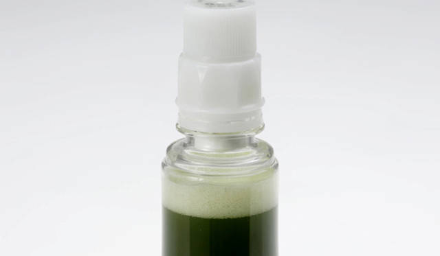 <strong> 新・プレミアム抹茶飲料「遥香（HARUKA）」</strong>　左＝通常販売時、右＝抹茶と水がミックスしはじめた様子