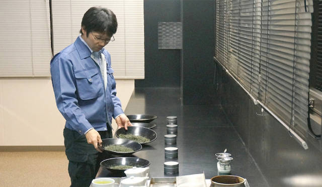 <strong> 新・プレミアム抹茶飲料「遥香（HARUKA）」</strong>　左＝通常販売時、右＝抹茶と水がミックスしはじめた様子