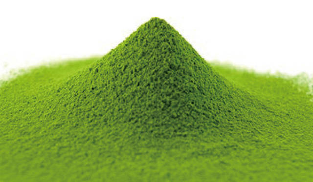 <strong> 新・プレミアム抹茶飲料「遥香（HARUKA）」</strong>　左＝通常販売時、右＝抹茶と水がミックスしはじめた様子