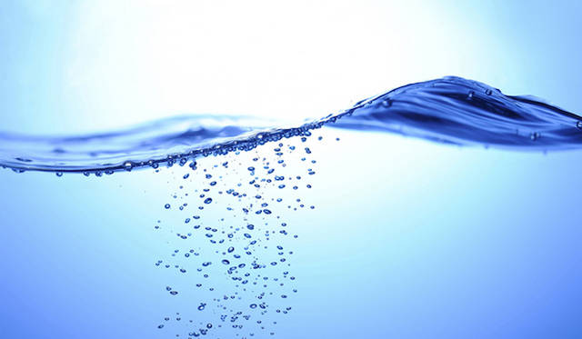 <strong> 新・プレミアム抹茶飲料「遥香（HARUKA）」</strong>　左＝通常販売時、右＝抹茶と水がミックスしはじめた様子