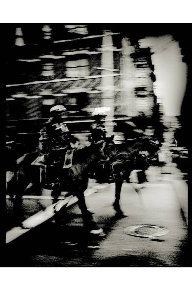 第一部『STUDIO NUDES』<br />会期│4月30日（火）～5月15日（水）<br />※月曜休館<br /><br />第二部『DEPPER SHADES』<br />会期│5月29日（水）～6月12日（水）<br />※月曜休館<br /><br />時間│11:00～20:00<br />会場│tokyo arts gallery<br />東京都渋谷区東2-23-8<br />Tel.03-6427-6665<br />http://www.tokyoartsgallery.com <br /><br />“NYCP Horse Mounted Patrol” 1997archival digital pigment prints